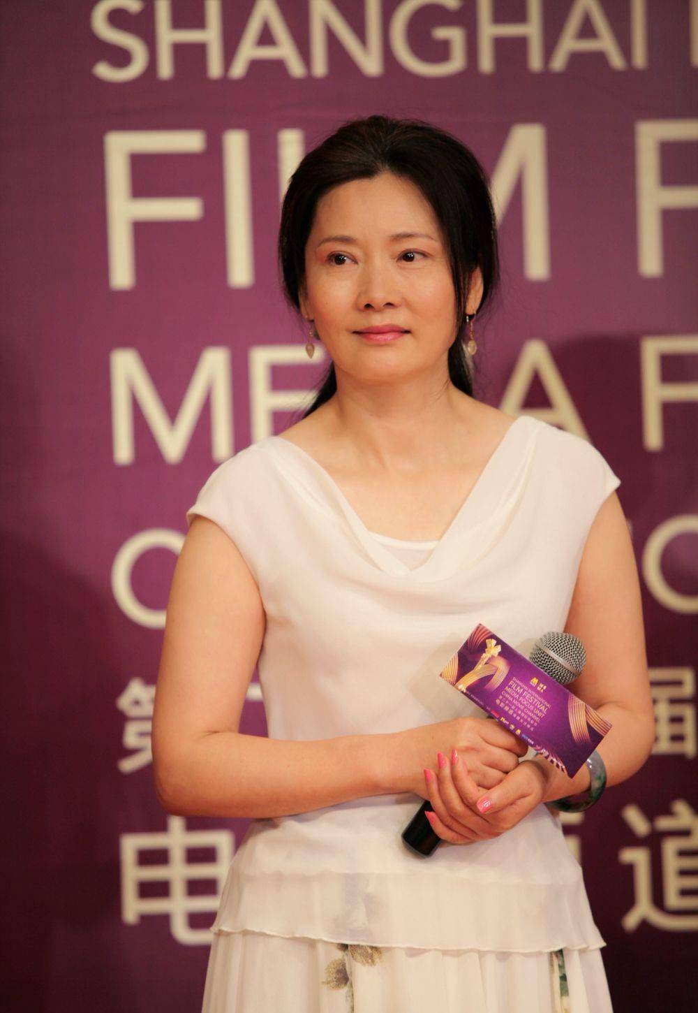 何赛飞时尚犹存老的真实,一身旗袍装时尚万种,天庭饱满一脸福相