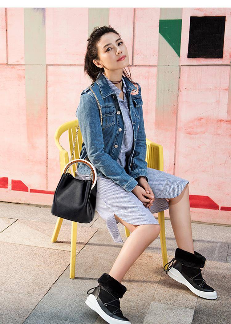 这张图中,高圆圆身穿牛仔外套,牛仔外套自带的复古感,让搭配更加充满