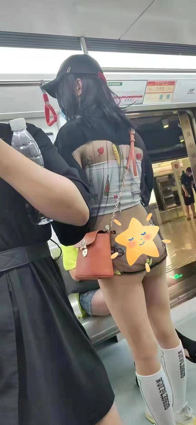 这位女乘客上半身穿了一件白色内搭,外面套了个黑色半透明外套,肩上背