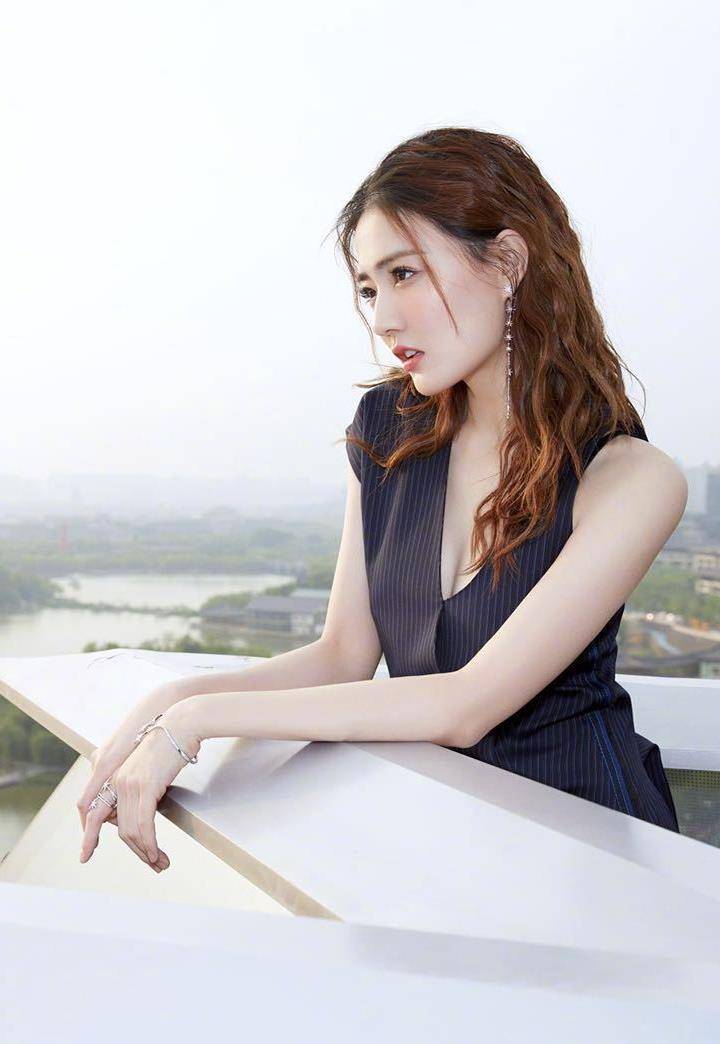 原创徐璐在机场真敢穿穿露脐装西装裤秀葫芦腰又飒又美