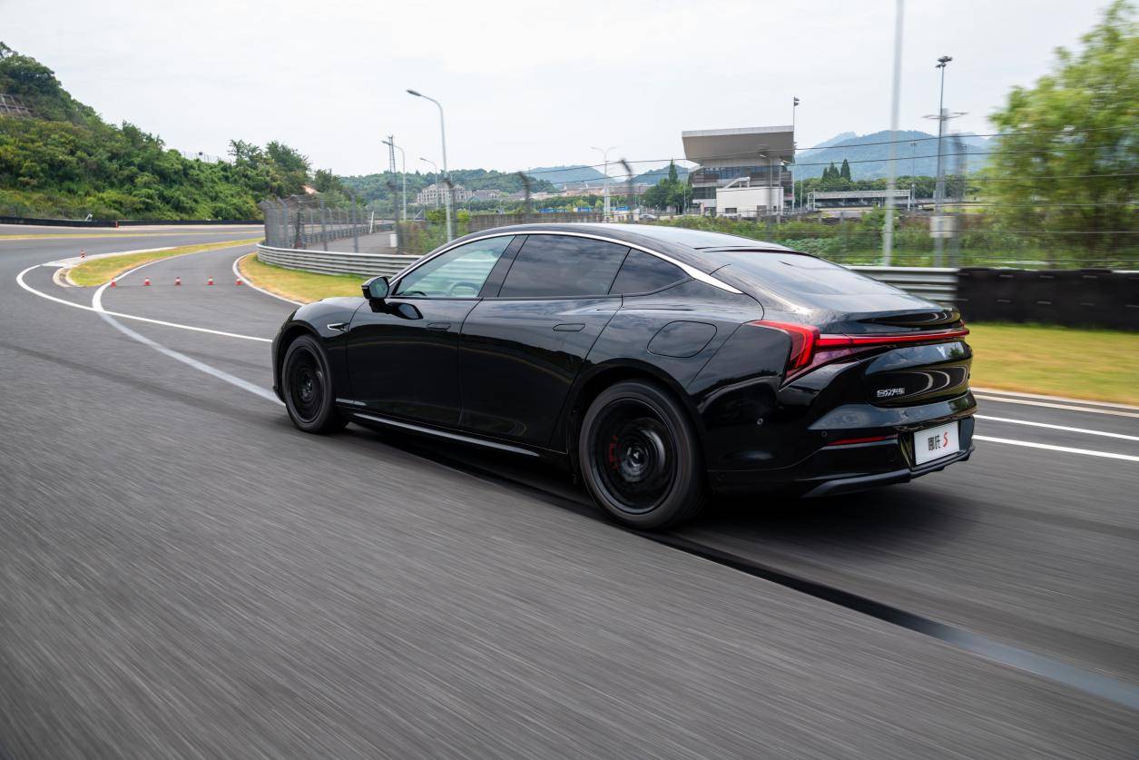 轴距2980mm配激光雷达无框车门这台国产溜背轿跑太香了