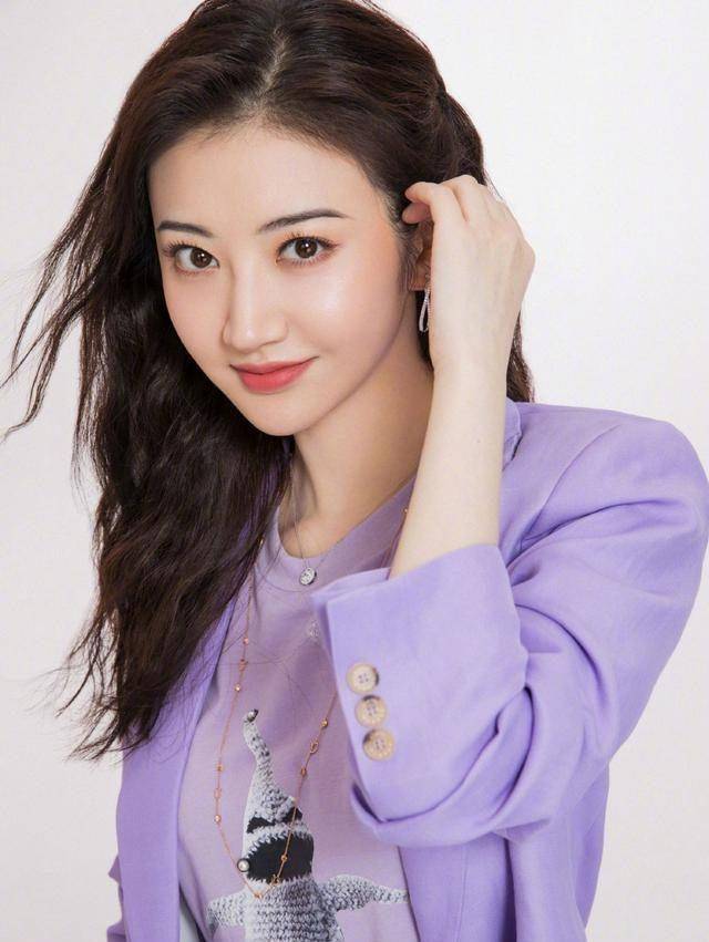原创景甜好气质一身宽松紫色西装配微卷长发细眉大眼美得很惊艳
