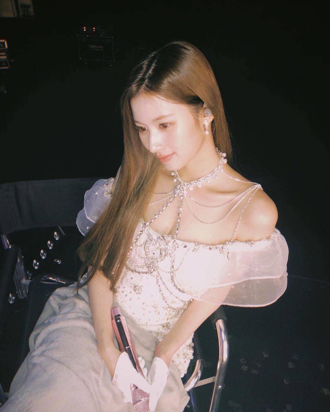 twice sana26岁女星的时尚魅力金色长发下精致的颜值和美貌