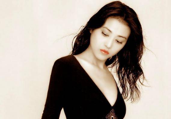 原创52岁周海媚越来越年轻曾因身体患病不敢结婚生育