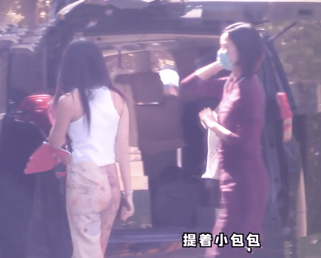 海哈金喜带娃陪继女买衣服,为李嫣挑选如生母