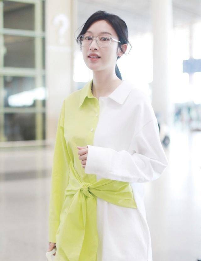 着透明框的眼镜和包包,这次的机场look看到了以往所没有见识过的张俪