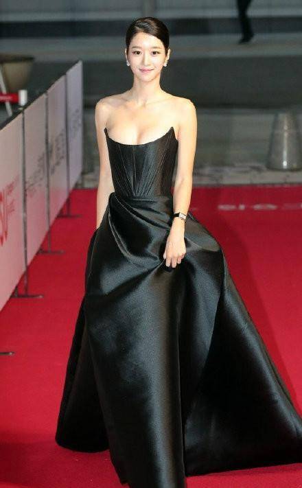 《虽然是精神病但没关系》爆红的徐睿知,身穿u字形低身材黑色礼服