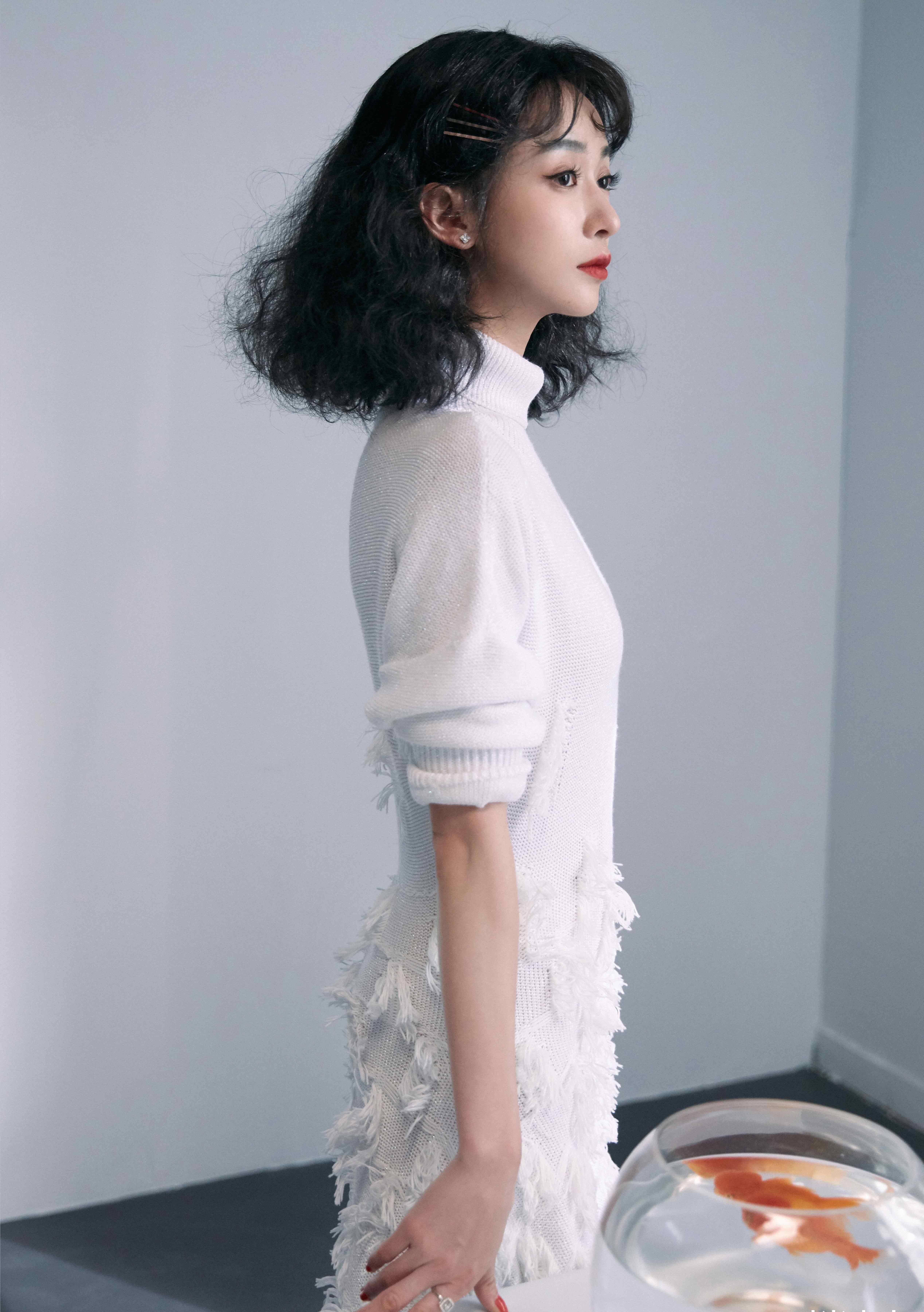 吴谨言皮质吊带裙大秀直角肩,配波浪卷爆炸头,浑身散发着慵懒美_时尚