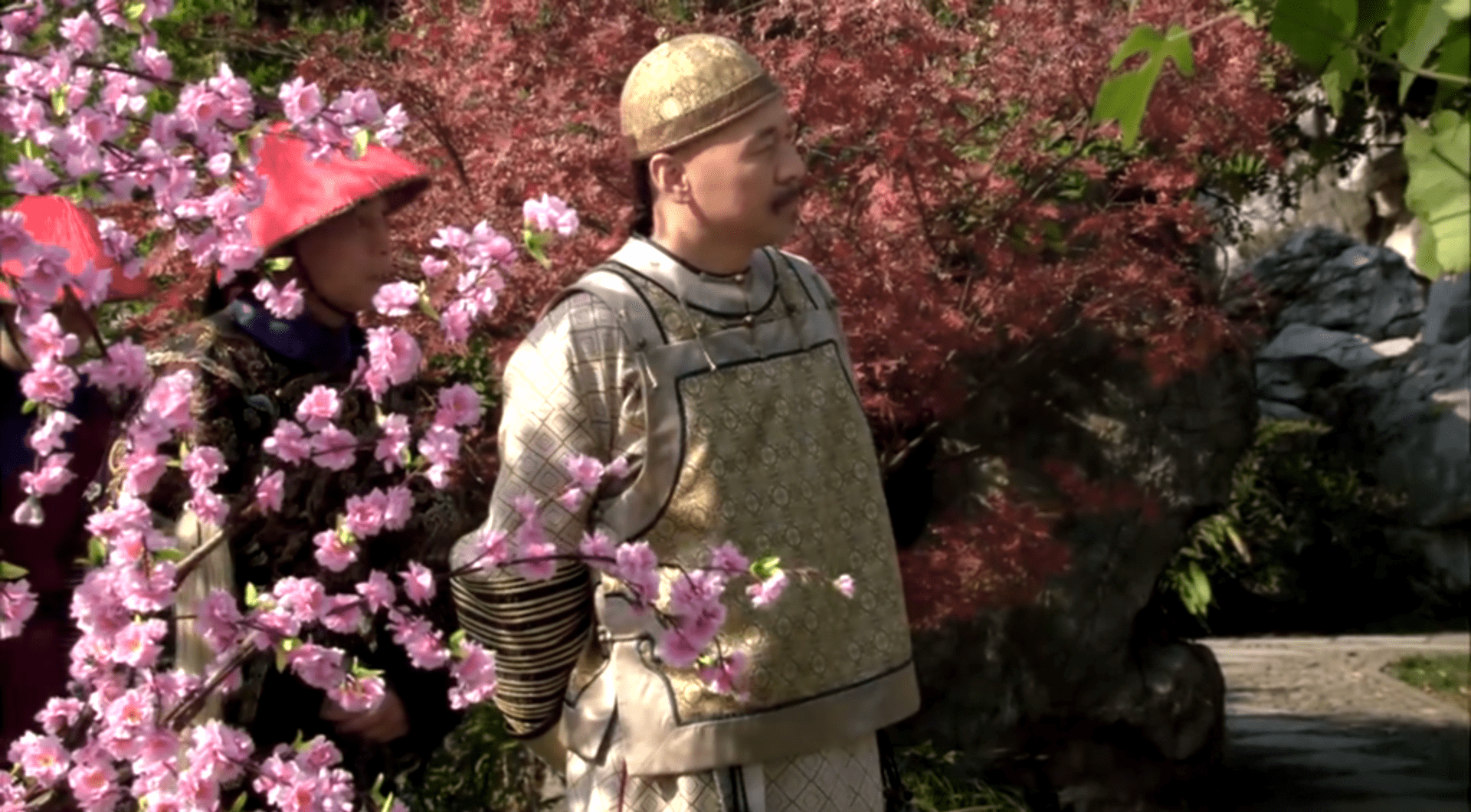 在充满恋爱的杏花微雨中,甄嬛给小允子打秋千,换上粉红色清爽的长裙