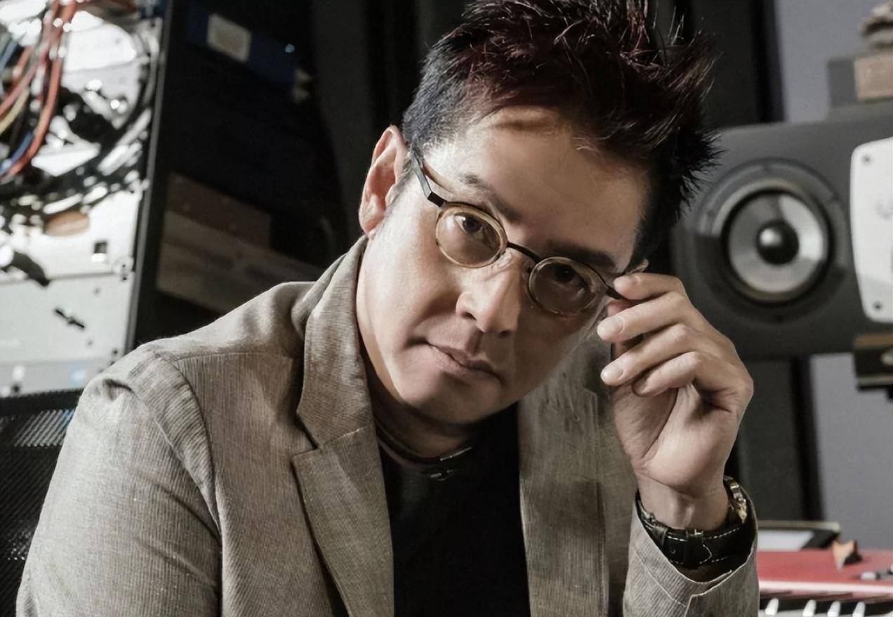 72岁谭咏麟晒健身照,汗流浃背,鬓角泛白,脸上的老年斑很明显_生日