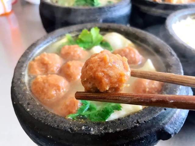 素材来源网络每天现打现做的肉丸子,分量很足在砂锅里经过高温烹煮