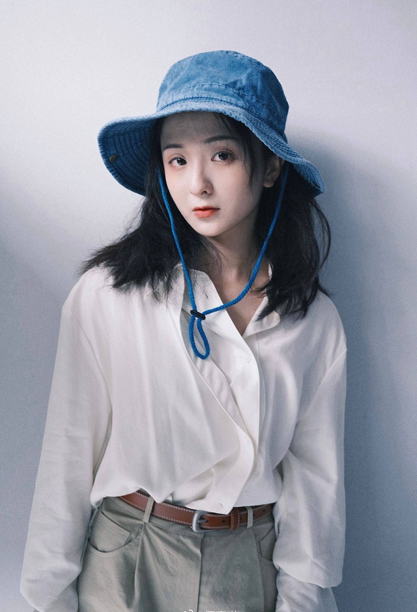 厉嘉琪白色衬衣渔夫帽搞怪写真