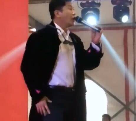 53岁毛宁脸部僵硬模样大变,唱功远不如从前