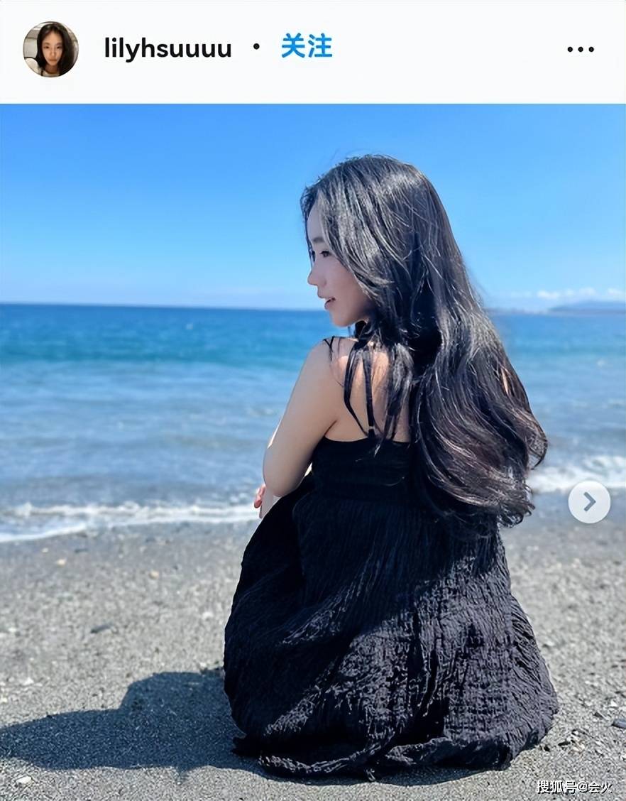小S二女儿近照曝光!穿吊带烫大波浪不似15岁