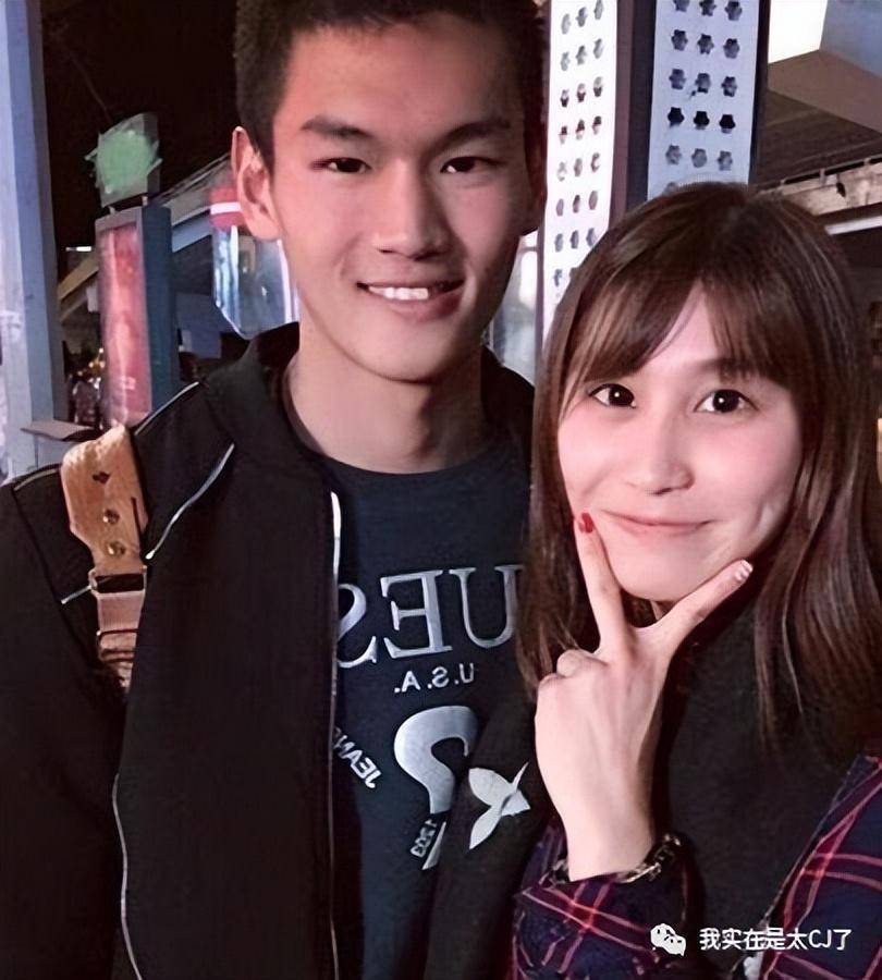 当时陈诗铭和徐嘉余很是高调,微博背景是两人合照,签名直接是"0.5 0.