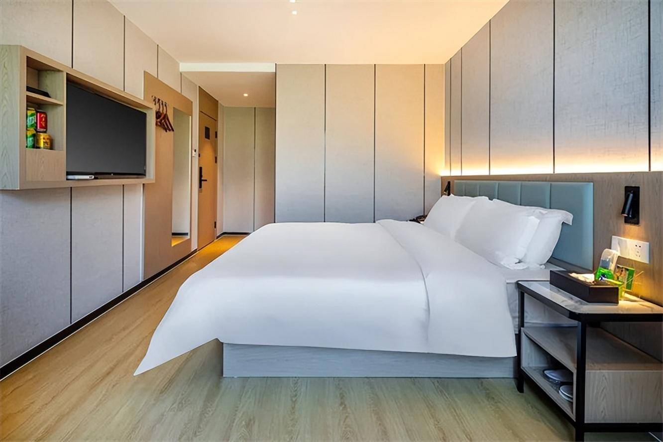 清沐酒店(巢湖长江东路万达广场店)位于巢湖市城市之光小区旁,南至八