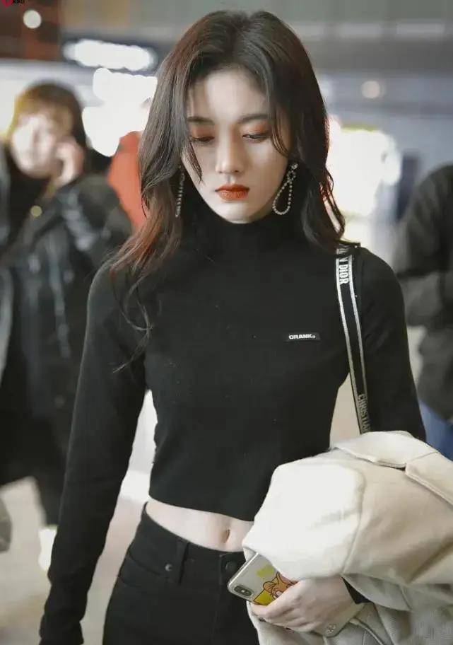 穿黑衣的鞠婧祎真好看,肤白貌美气质好,穿搭很适合小个子女孩!