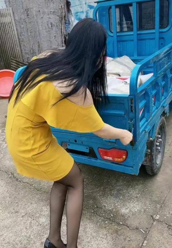 大街上,一女子穿黑丝袜高跟鞋干农活,路人质疑:这能干活吗_农村_三轮