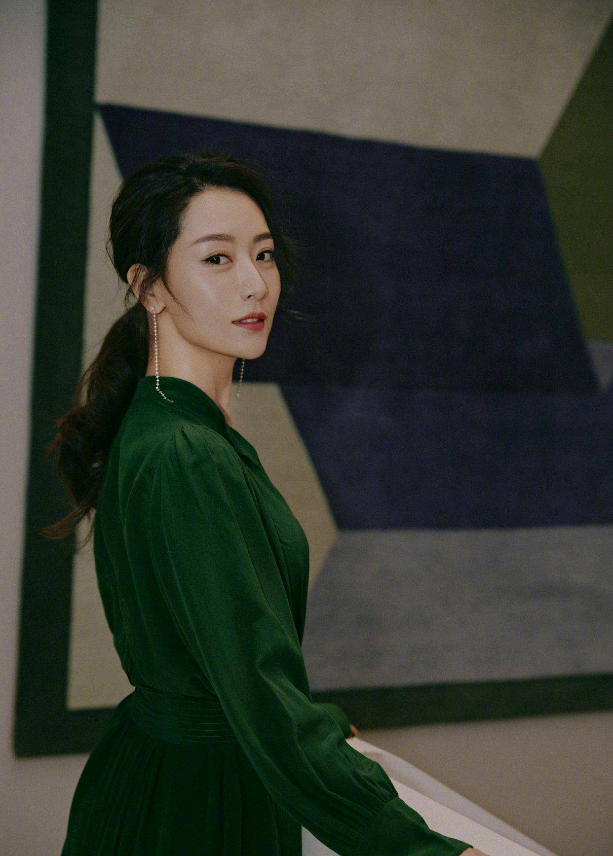 白冰的断眉好抢镜身穿黑色西装搭配黑色长靴御姐范儿好足