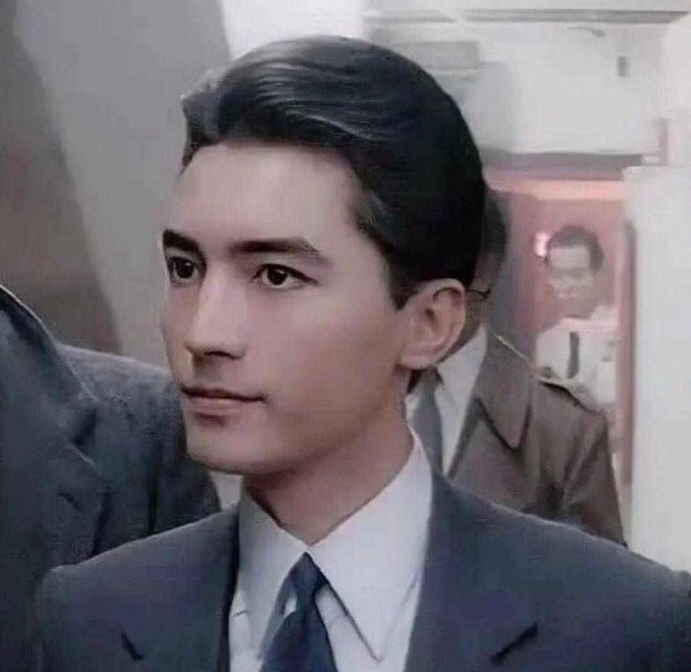 尊龙老了依然是男神,白发不染仍有贵族气质,优雅到骨子里的男人_发型
