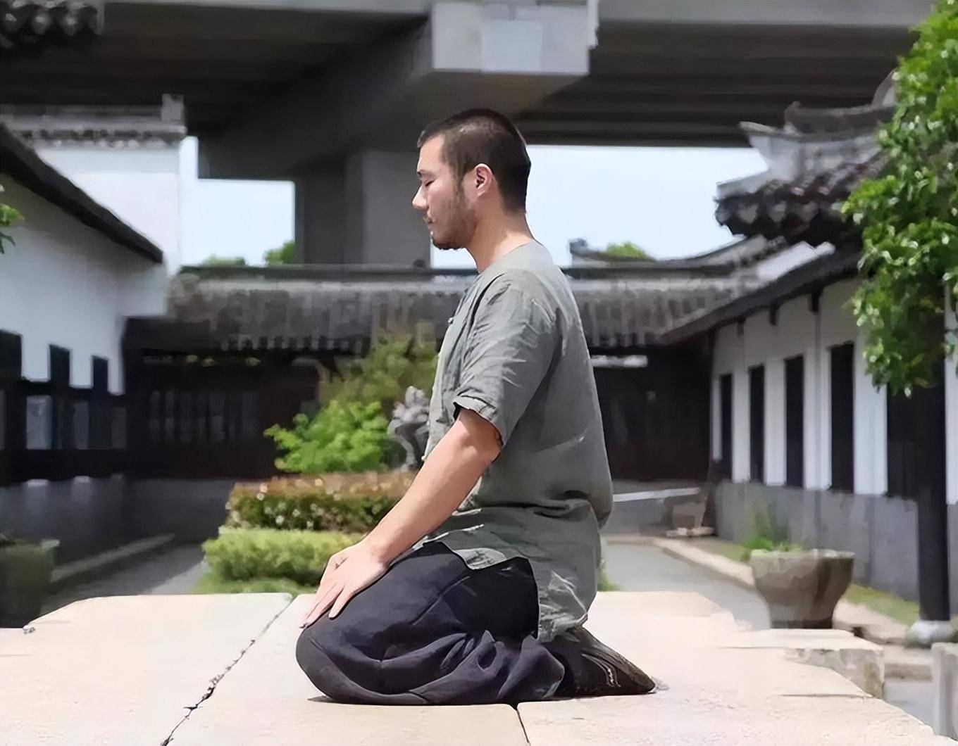 我们现代的坐姿被称为胡坐,因为椅子是在魏晋时期由少数民族传入中原