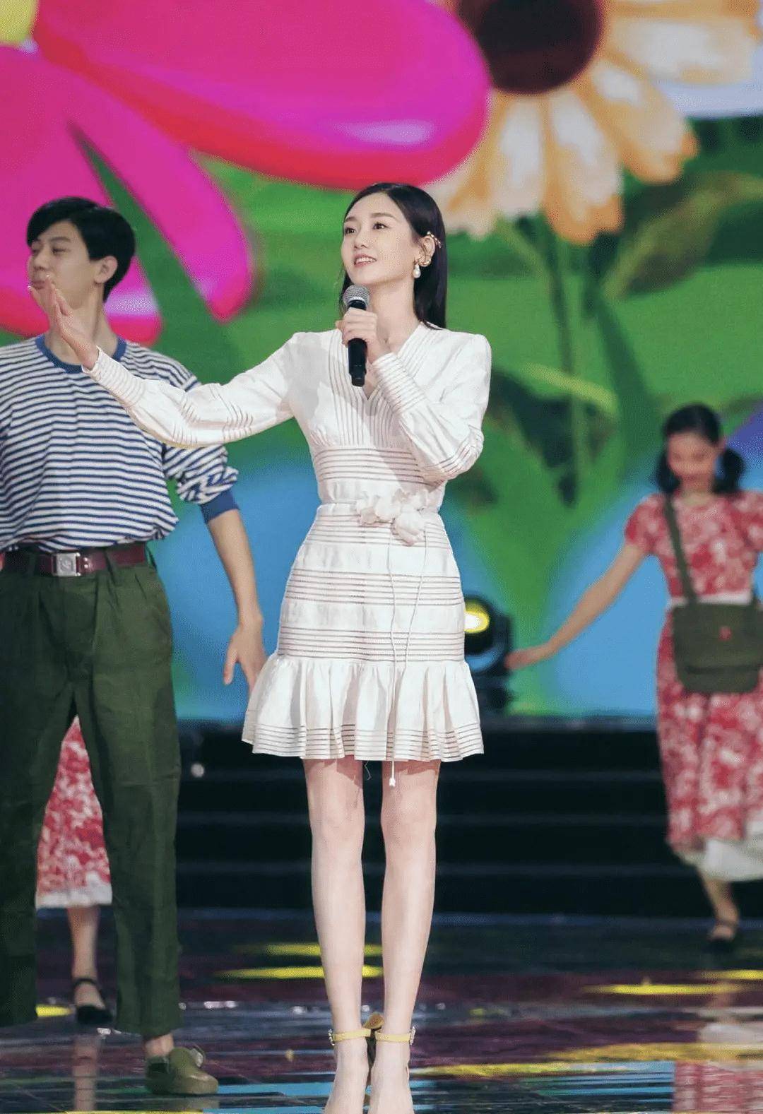 原创郑恺老婆苗苗美出圈一袭薄纱连衣裙气质出众被迷倒了