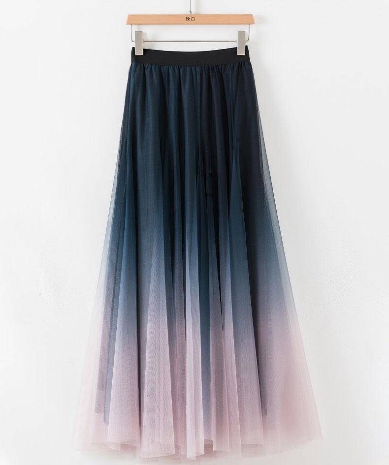 梦幻的渐变色真的很迷人,搭配上裙子的优雅,很容易就给出气质感_的