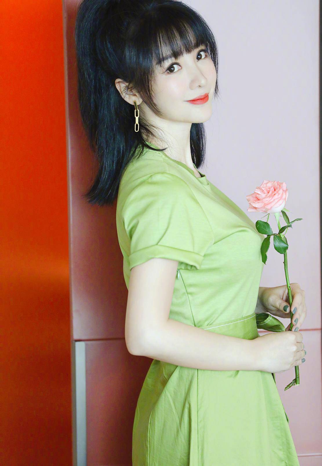 柳岩身穿翠绿色长裙宛如青苹果打扰一下你美到我了