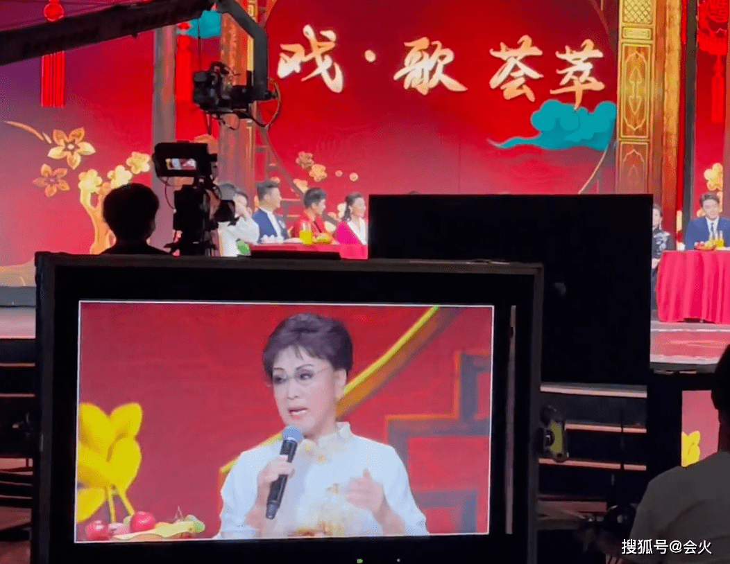 77岁歌唱家李谷一罕见露面!面色红润状态好