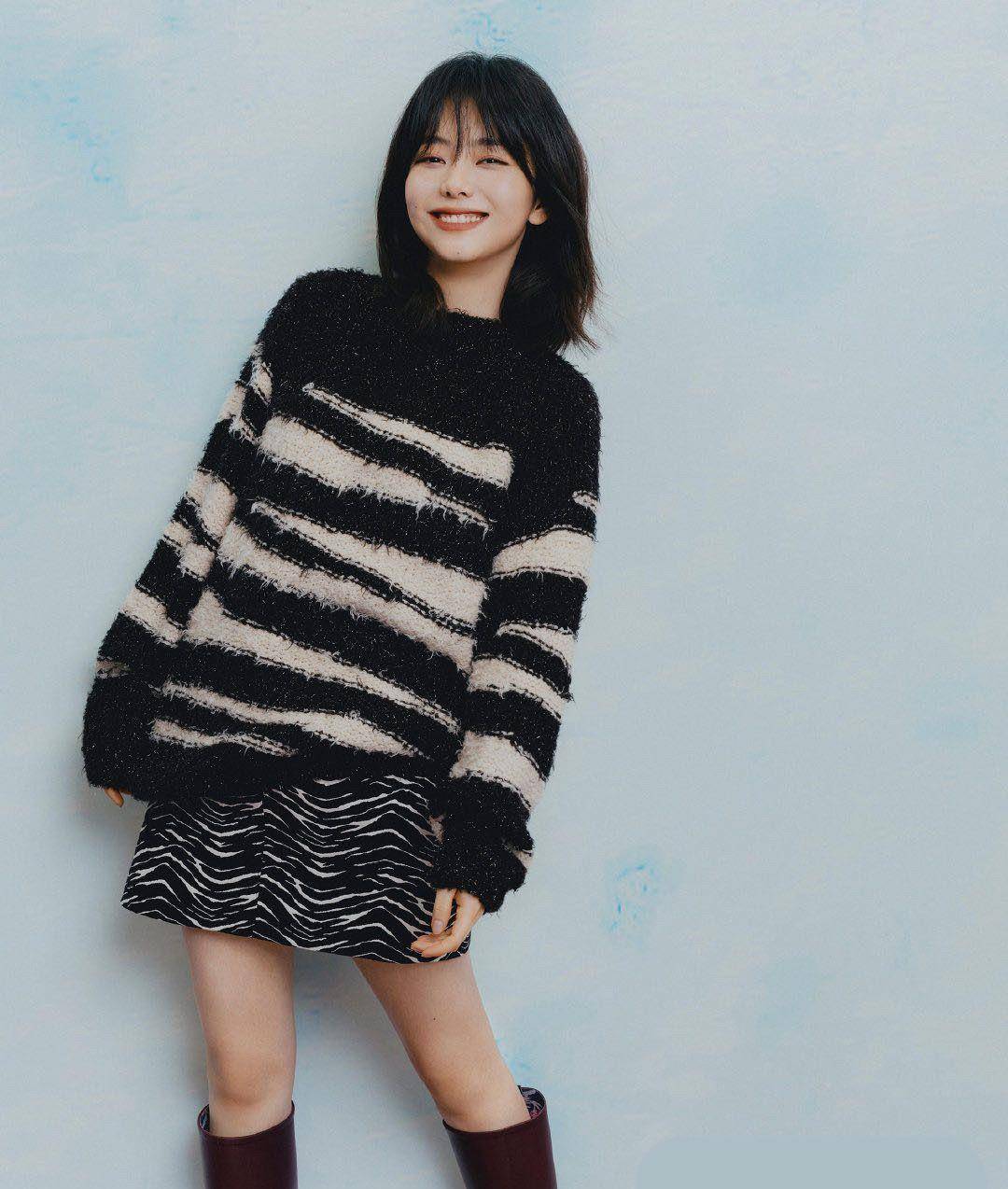 原创31岁谭松韵永远都有少女感甜酷女孩气质抢镜坐地上满脸无辜