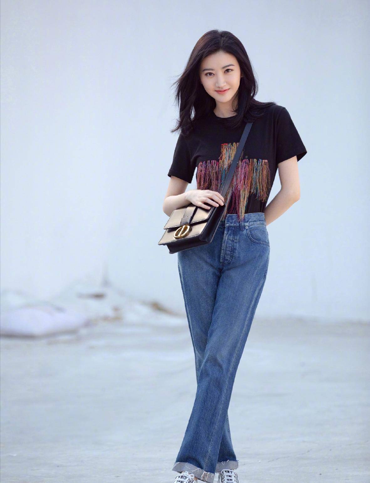 原创景甜穿白色泡泡袖连衣裙营业气色红润气质大方招牌笑容好治愈