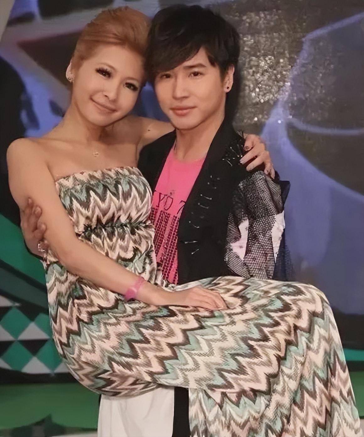 化浓妆做美甲还喜欢和猫同床一起睡