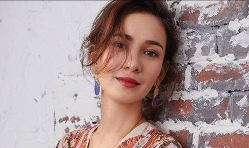 原创京女郎卢靖姗孕期练瑜伽四肢纤长挺大肚献唱亲密关系