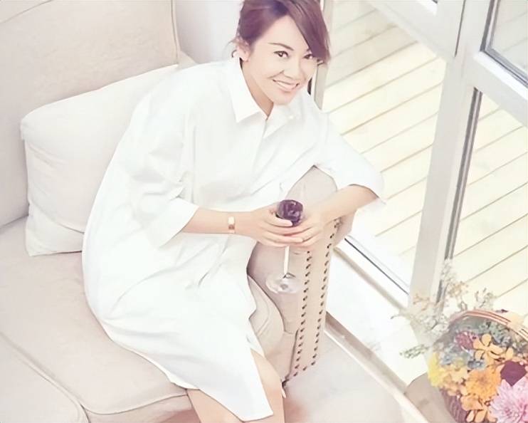 身价上亿的她认赵本山当哥,离婚后3次吃“嫩草”