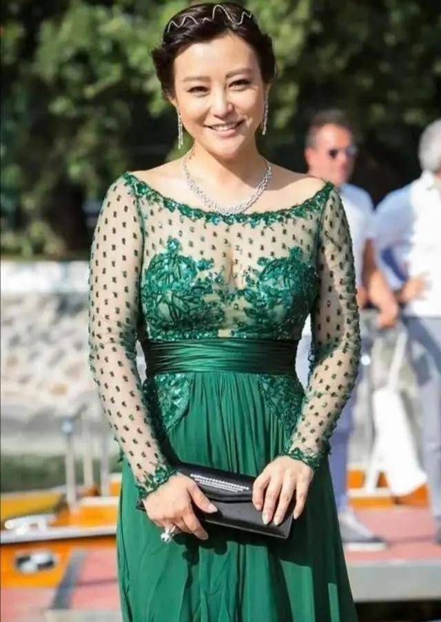 郝蕾穿旗袍好富态长胖不少暴露小肚子一双腿更是肉感十足