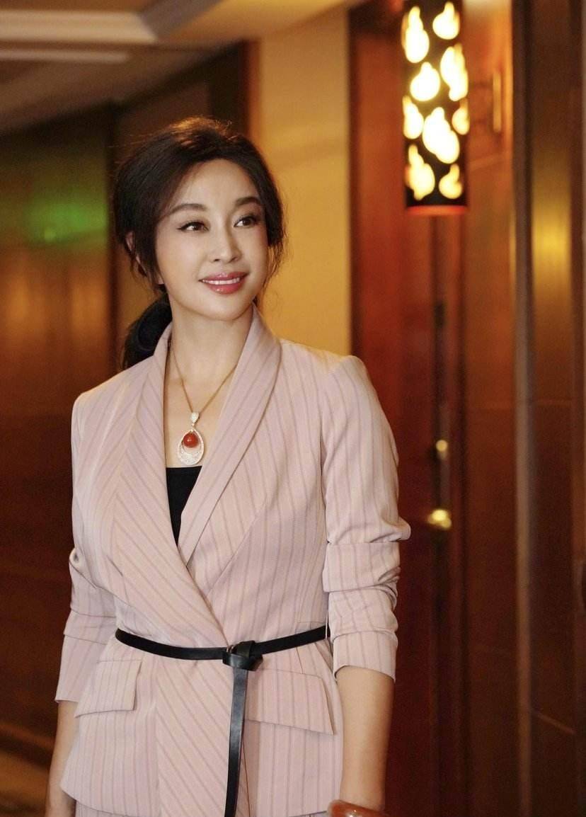 64岁刘晓庆依然时尚万种,穿镂空裙尽显白皙肤色,身材时尚好迷人_少女