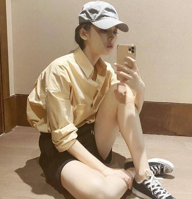 古力娜扎社交平台晒私服美照,休闲舒适又时髦靓丽,少女感十足_黑色