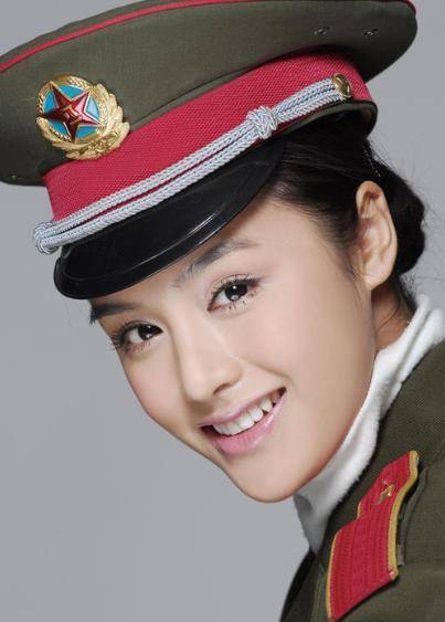 1984年在重慶出生,軍藝畢業,2005年出演《貞觀長歌》裡面的女二號海棠