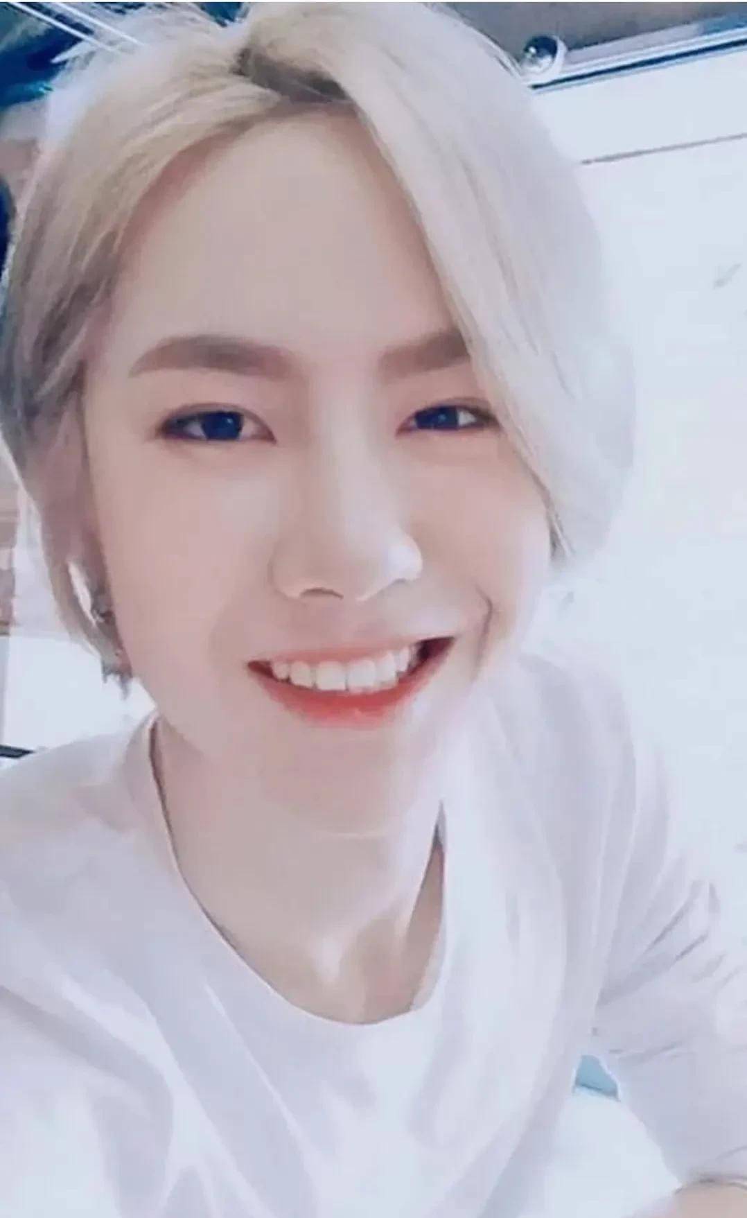 王一博早期的白牡丹照片,一头金色头发,看起来好好看_感觉_少爷_贵族