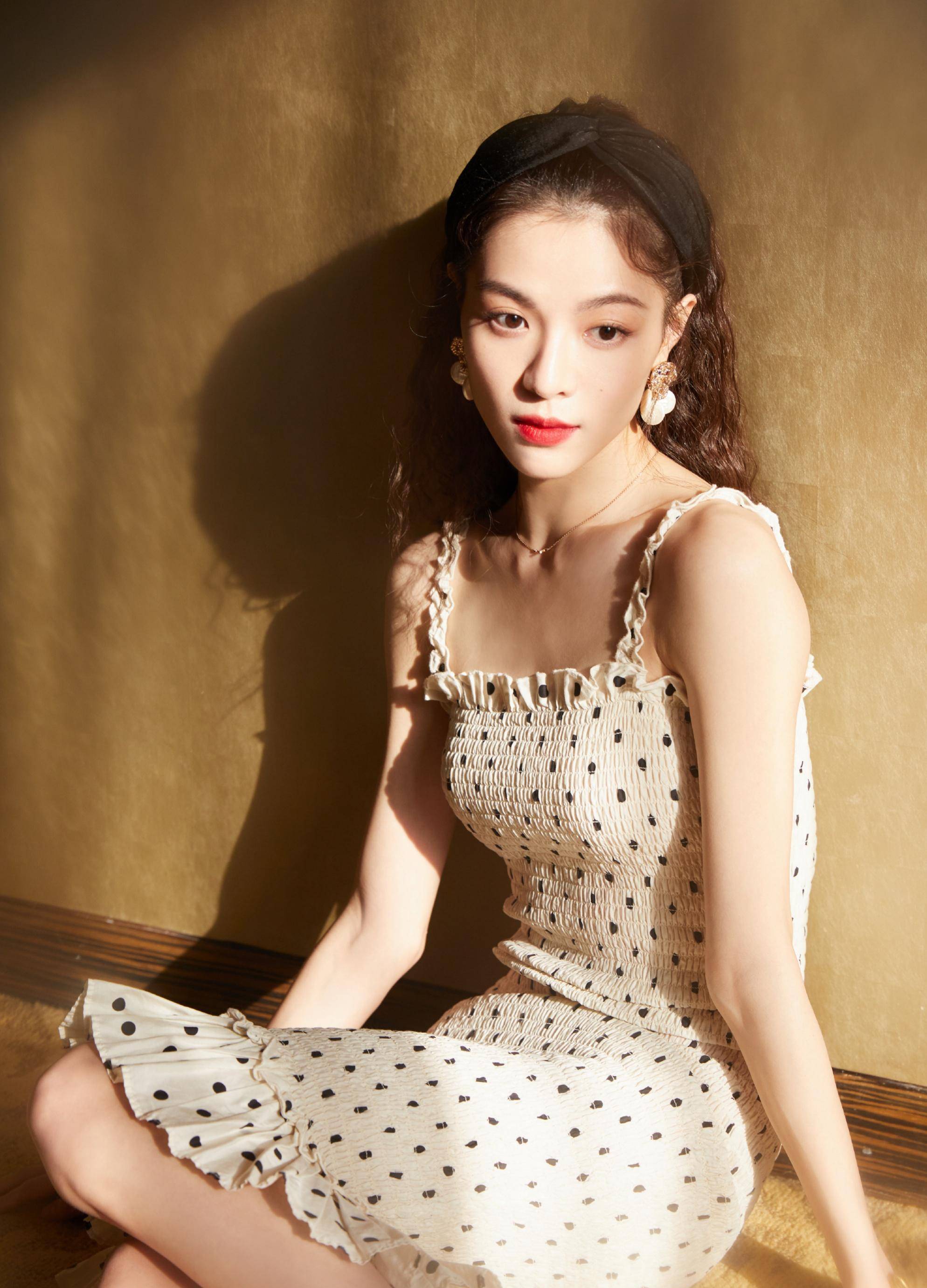 钟楚曦非常喜欢裙子,不仅可以凸显出好身材还可以营造出少女感.