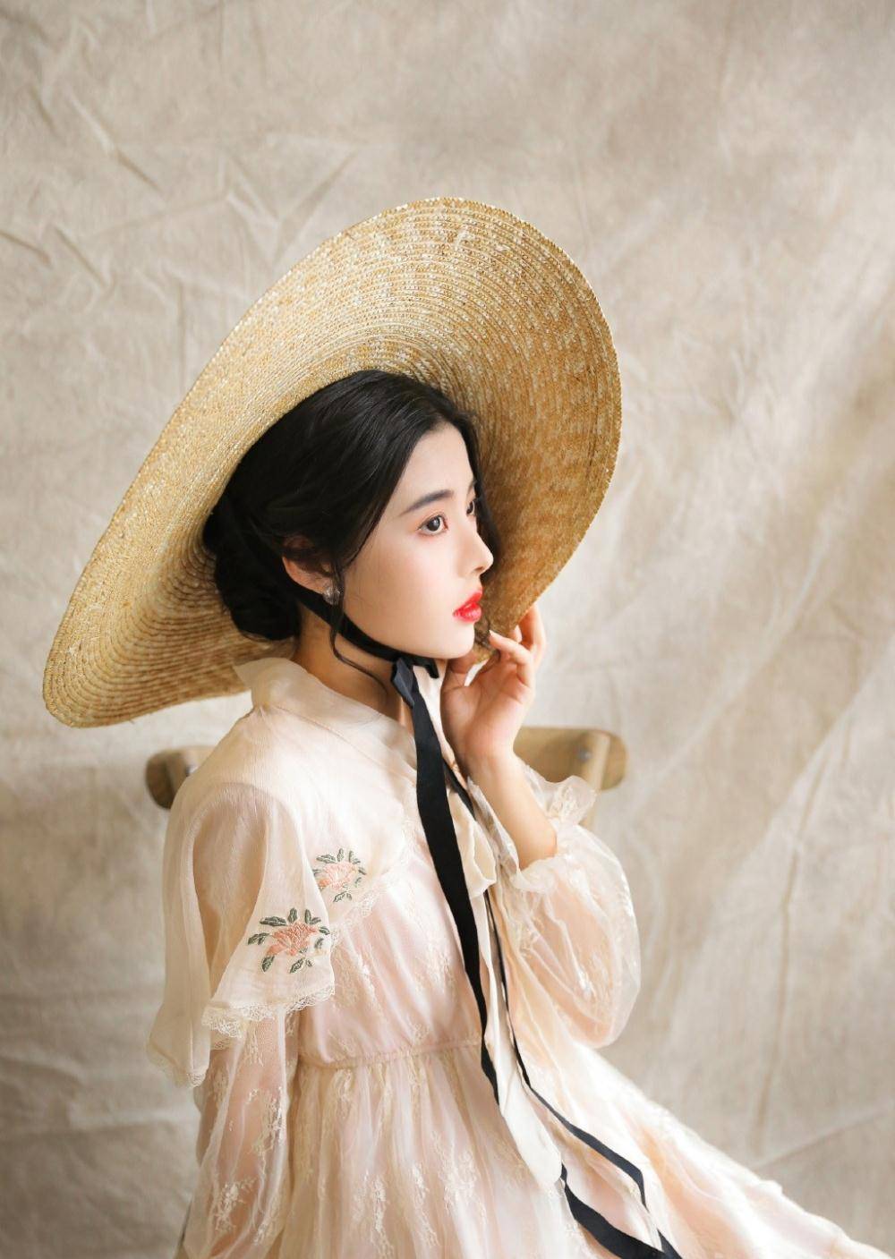 原创气质高冷的霸气御姐红唇大波浪卷发半透时尚长裙知性大方