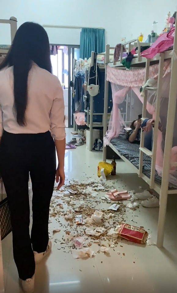 广东:00后厂妹宿舍混乱得像狗窝,垃圾到处乱扔,换洗内裤随便挂_投诉