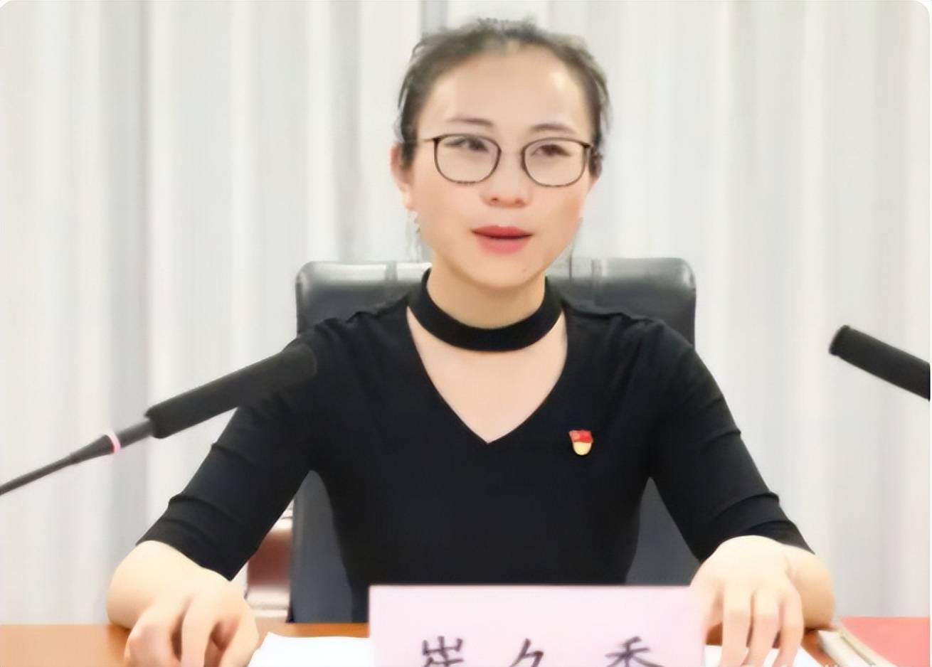 90后美女副县长走红,优秀的人总会发光,大学的学历不出色也没啥_崔