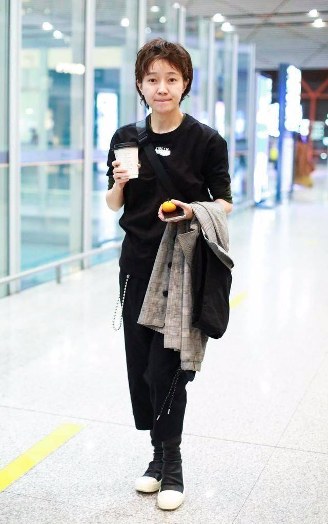 焦俊艳开始留长发了,回母校跟同学合影,素颜还这么清纯!