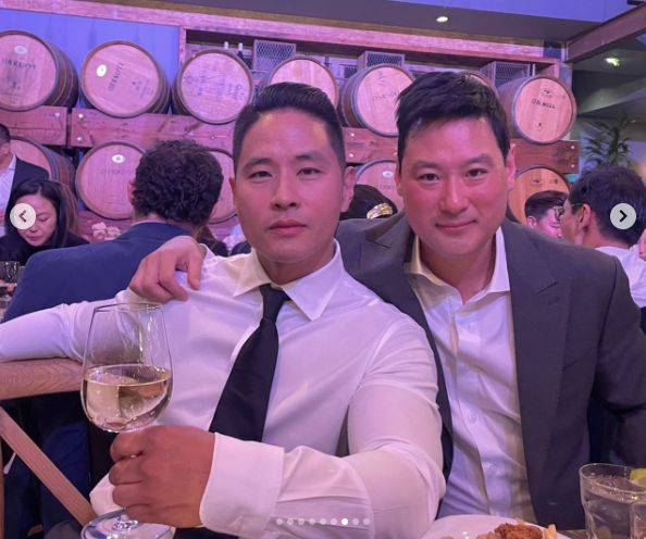 原创45岁刘承俊近况曝光西装革履参加婚礼被迫离开韩国20年