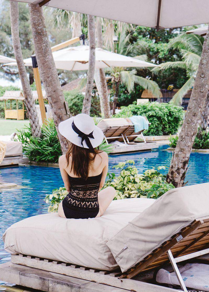 的连体泳衣,既可以展现甜美气质,又能够展现时尚身材_时候_美女_风格