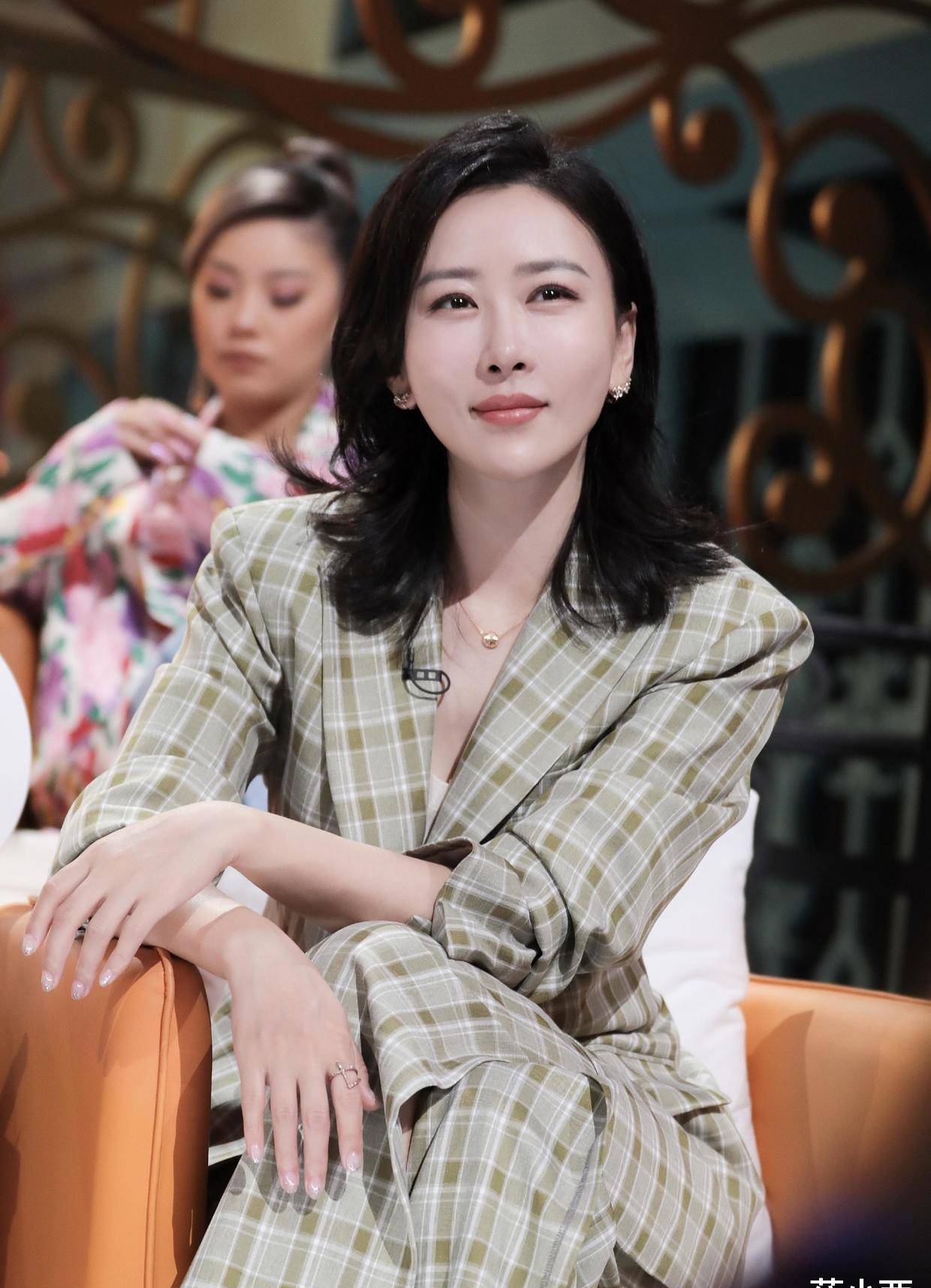 毛俊杰不愧是"宠儿女神",穿深v领连衣裙气质惊艳,真不怕展露_时尚_的