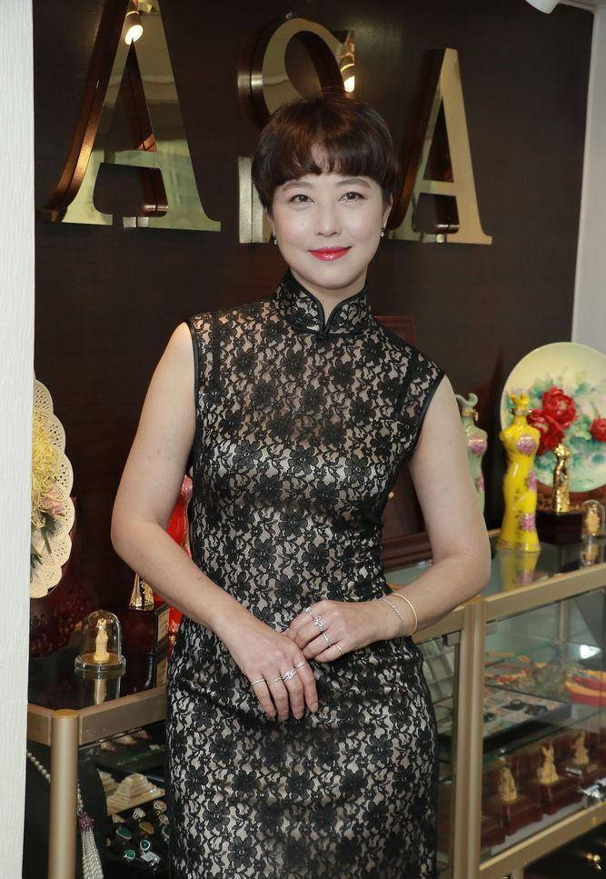 53岁周海媚好有料,穿裹身旗袍藏不住凹凸感,细腰无赘肉看得羡慕_身材