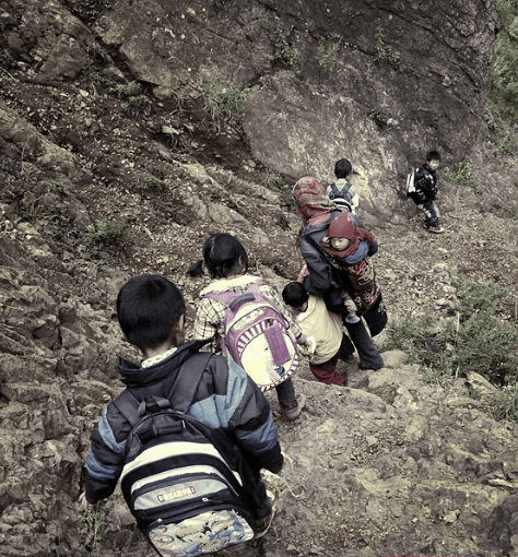 天色刚蒙蒙亮的时候，他们就要跋山涉水徒步几十公里去上学。有的孩子要
