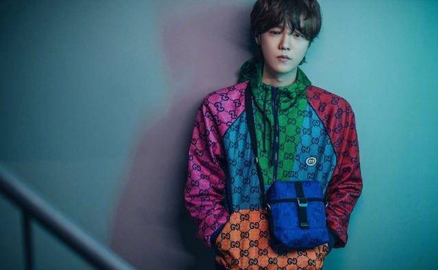 品牌代言人鹿晗,身上穿着全新"ggmulticolor"撞色运动外套,搭配了古驰